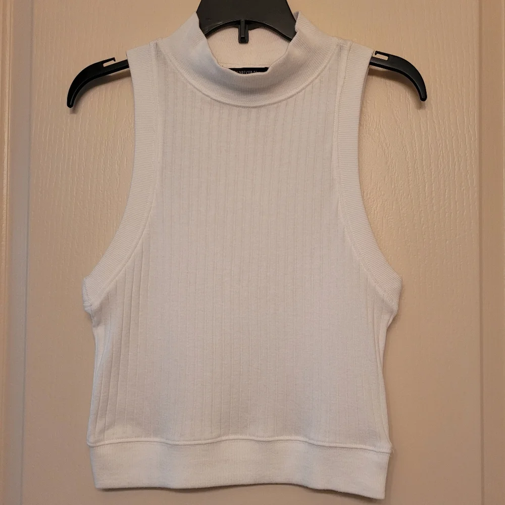 FOREVER 21 White Sleeveless Ribbed Mock neck Crop Top Size Medium